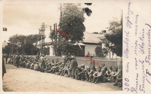 Foto-AK 1.WK gefangene Russen bewacht vor deutschen Fernsprech Station Rußland