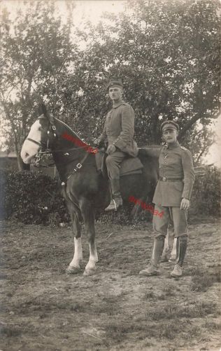 Foto-AK 1.WK Deutscher Offizier mit Eiserner Halbmond Orden beim Soldaten reiten