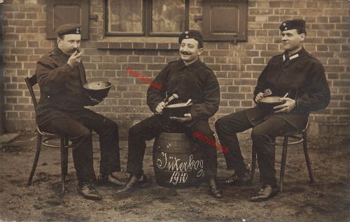 Foto-AK 1.WK Deutsche Soldaten beim Essen im Lager Jüterbog
