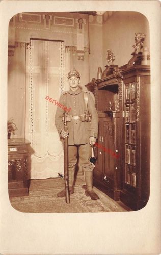 Foto-AK 1.WK Deutscher Soldat Pickelhaube Preussen am Buffet Schrank