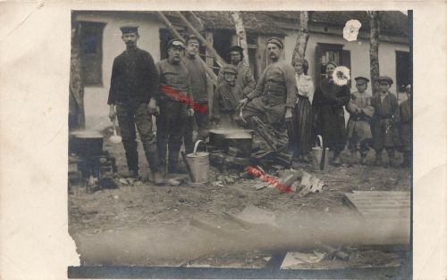 Foto-AK 1.WK Deutsche Soldaten beim Kochen mit Russen Quartier Ostfront