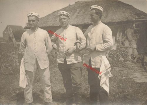 Foto-AK 1.WK Sanitäter mit Rot-Kreuz Mütze Ostfront