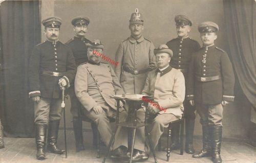 Foto-AK 1.WK Deutsche Soldaten EK-2 Verleihung mit Soldat Preussen Tschako