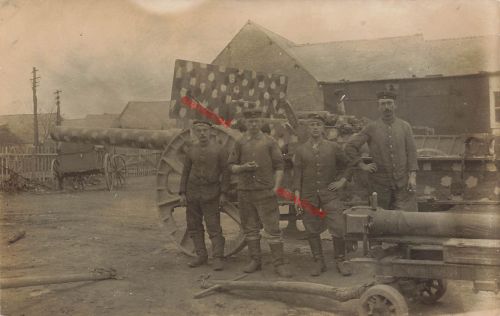 Foto-AK 1.WK Deutsche Soldaten mit 15-cm-Schnelladekanone L/40 Tarnanstrich