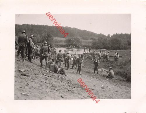 Deutsche Soldaten I.R. 119 mit Munitionskisten am Aisne Übergang Frankreich