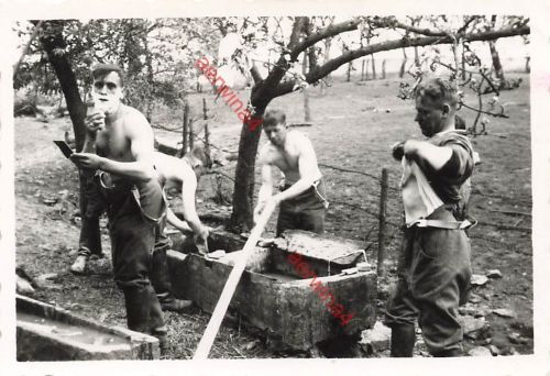 Deutsche Soldaten waschen sich nach der Schlacht Chemin des Dames Frankreich