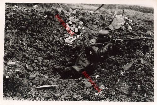 Deutscher Soldat im Schützenloch beim Angriff Chemin des Dames Frankreich