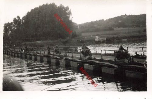 Deutsche Kradschützen überqueren Aisne-Behelfsbrücke Frankreich