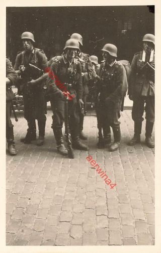 Vormarsch auf Venlo Holland Deutsche Soldaten Stahlhelm Gewehr Ausrüstung