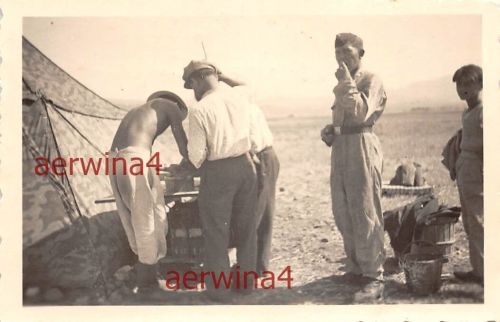 nackter Soldat Kirschen Kaufen Flugplatz Argos Peleponnes Griechenland