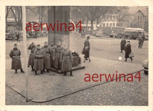 deutsche Soldaten am Denkmal in Böhmen