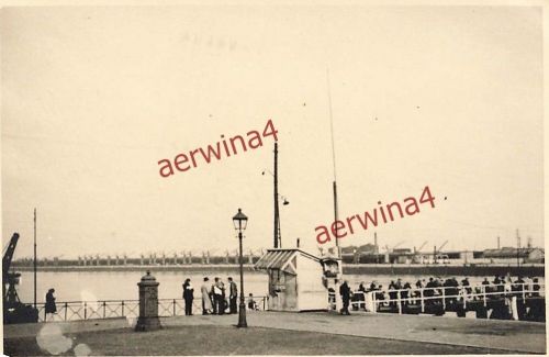 Belgische Zivilisten an den Hafenanlagen Antwerpen Belgien