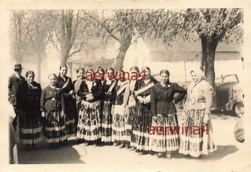 Gruppenfoto kroatische Frauen an deutschen PKW Kroatien