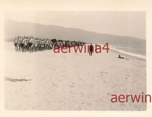 Appell nackte Soldaten mit Pferden am Strand bei Saloniki Griechenland