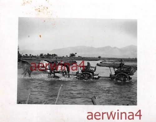 Deutsche Soldaten überqueren Fluß mit Protze Wagen Griechenland