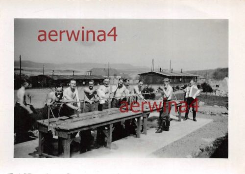 nackte Soldaten beim Waschen mit Schifferklavier Lager in Serbien