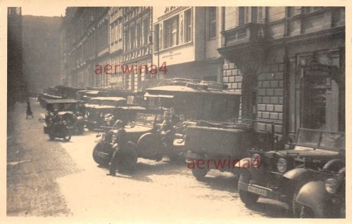 Deutsche Fahrzeugen vor Quartier in Prag Tschechien