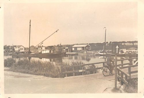 Brücke am Kanal in Bovenkerk Holland