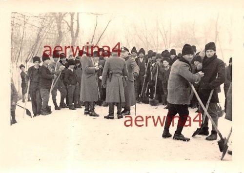 Schneeschaufler wollen Geld von Soldaten in Flamanda Rumänien
