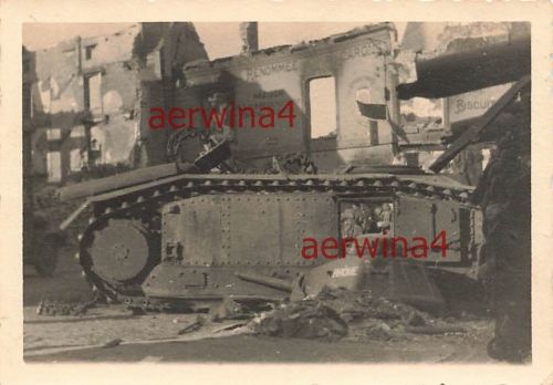 Franz. Panzer Char B1 mit abgesprengten Turm in Beaumont Belgien