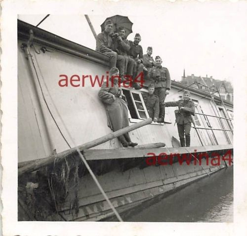 Deutsche Soldaten an gekenterten Saar Fähre Saarbrücken Westwall