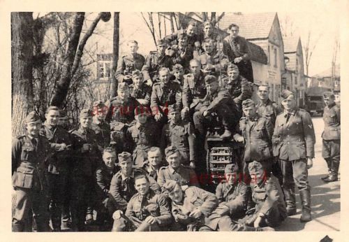 Soldaten vor tschechischen Panzer PzKpfw.38 Sudetenland