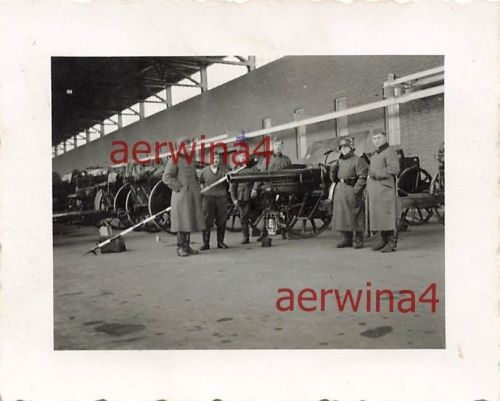 Soldaten beim Geschütz Reinigen im Schlachthof Saarbrücken Westwall