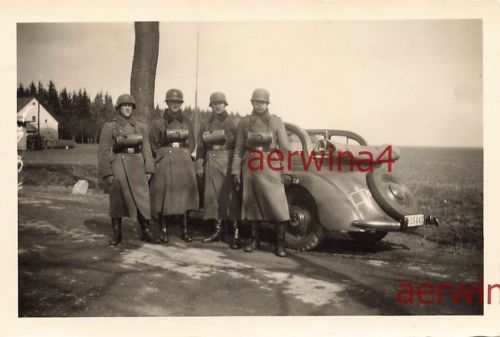 Kradschützen am PKW Opel Admiral Gruppenfoto