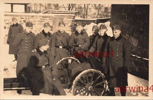 Deutsche Soldaten mit Infanteriegeschütz 18 in Serbien