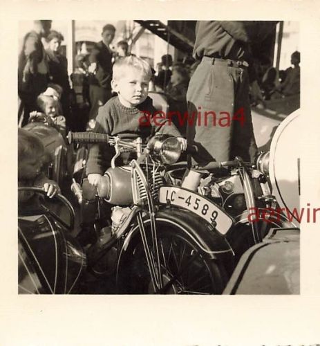 Junge auf Motorrad im Karussell in Kalisz Kalisch Warthe Polen