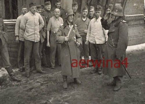 Soldat verkleidet als General bei der Meldung Kaserne Hrubieszow Polen