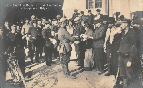 ,,Deutsche Barbaren,, verteilen Brot an hungernden Belgier Postkarte