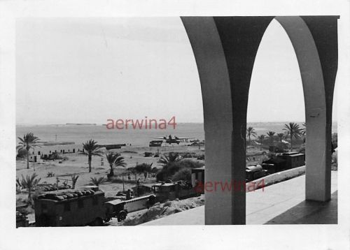 Deutsche LKW am Flugplatz Flugzeug Ju 52 Sirte Libyen Afrika
