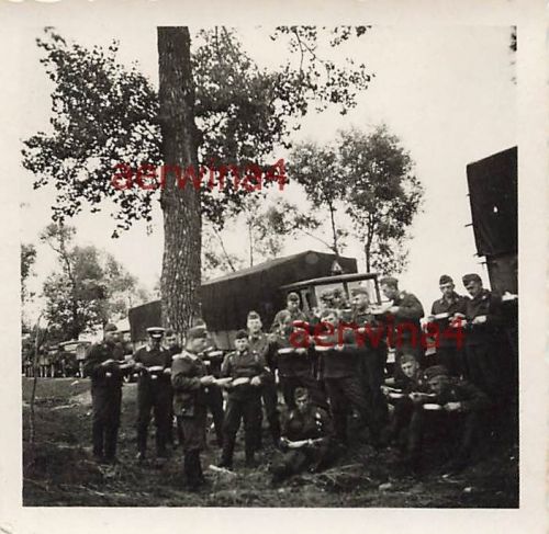 Deutsche Soldaten Rast am LKW bei Bialystok Polen