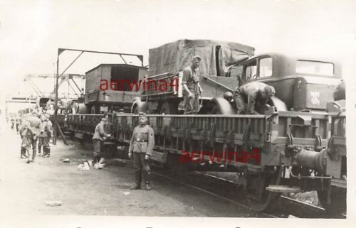 Deutsche Soldaten mit Fahrzeugen Divisionszeichen 75 JD. Radom Polen