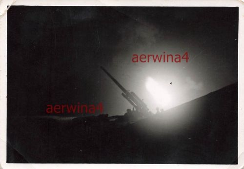 Soldaten beim Einsatz in der Nacht an der 8,8 cm Flak Braunschweig