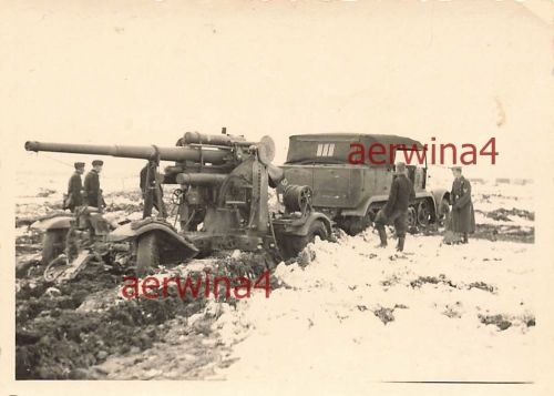 Zugmaschine Sd. Kfz. 7 mit 8,8 cm Flak wird in Stellung gebracht Braunschweig