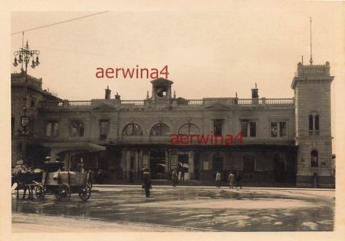 Deutsche Soldaten am zerstörten Bahnhof Belgrad Serbien