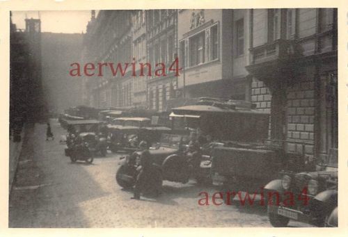 Kübelwagen Wanderer am Quartier in Prag Tschechien