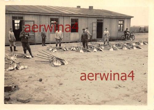 Soldaten beim Bau Schaufeln Flugplatz Proßnitz Mähren