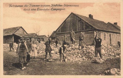 Forträumen der Trümmer durch eine Eisenbahn-Compagnie Ostpreussen Postkarte AK