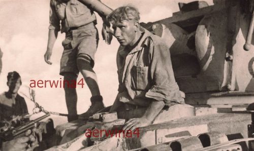 engl. Panzersoldat ergibt sich mit Pistole Walter Tank Ägypten Afrika
