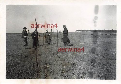 Polen beim Bau Drahtabsperrung für Straflager Zabikowo Polen