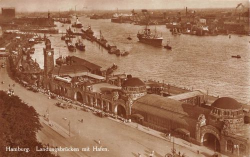Hamburg Landungsbrücken mit Hafen Postkarte AK