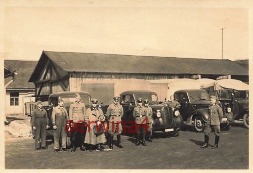Feldgendarmerie an LKW Ford V8 in Krakau Abfahrt nach Pionki Polen