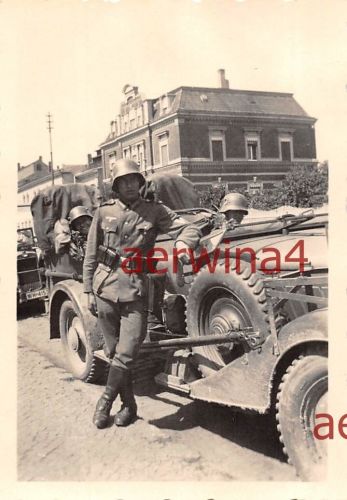 Deutscher Soldat Rast am Kübelwagen Horch 830 R Sudetenland