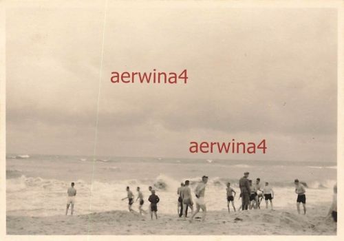 Nackte Soldaten baden in der Ostsee in Rauschen Ostpreussen Polen