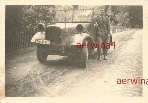Deutscher Soldat mit PKW BMW 325 im Einsatz Polen