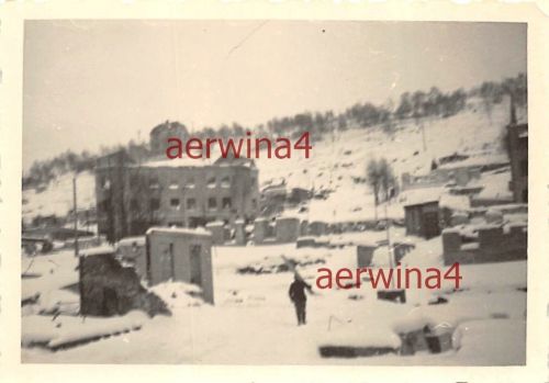 Deutscher Soldat an den zerstörten Häusern Narvik Norwegen