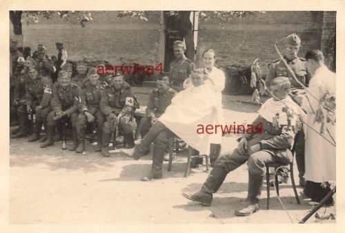 Deutsche Soldaten beim Feldfriseur bei Gent Belgien